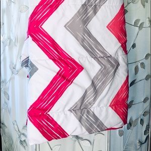 Reversible pink & pink/gray zigzag comforter. Twin X long